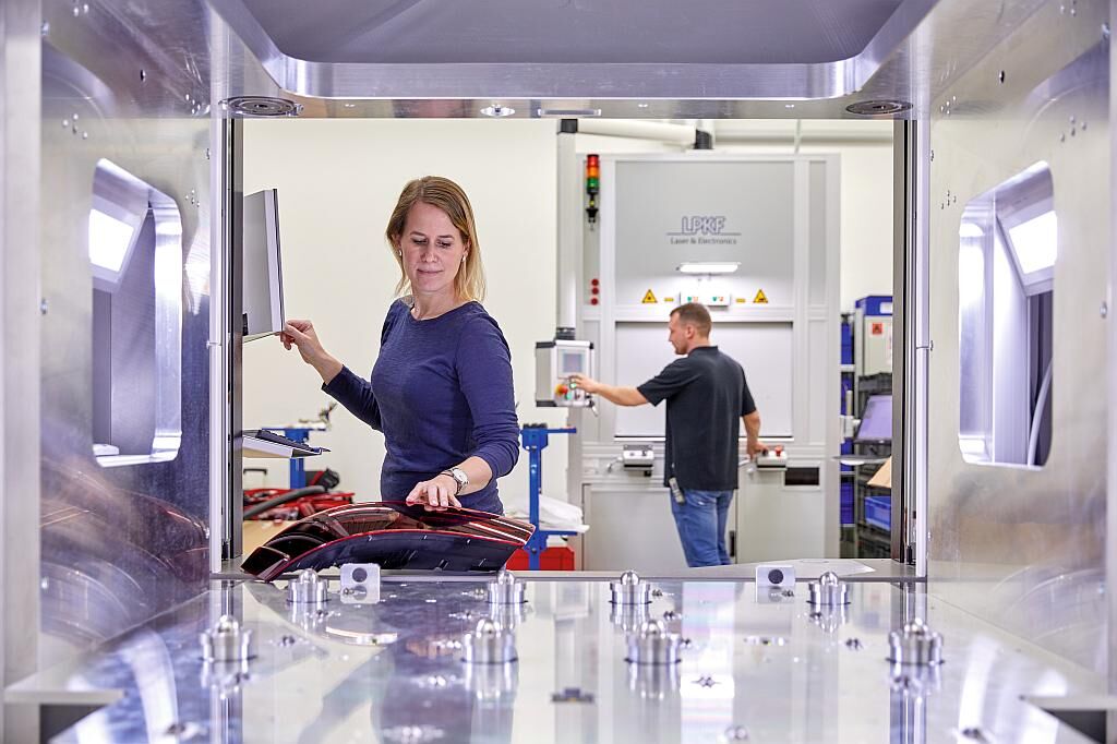 Fügen von Automotive-Rückleuchten mit dem Lasersystem PowerWeld 3D 8000. (Foto: LPKF)
