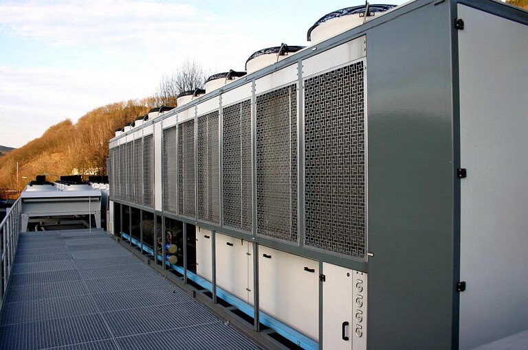 Das MHP-System hält das Kreislaufwasser in Kühltürmen hygienisch stabil. (L&R Kältetechnik)