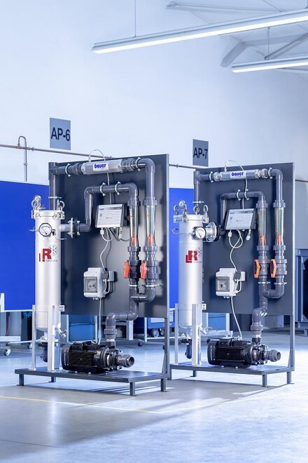 Das Aufbereitungsmodul sorgt für dauerhaft sauberes Prozesswasser – ohne Chemie und Verbrauchsmaterialien. (Foto: L&R Kältetechnik)