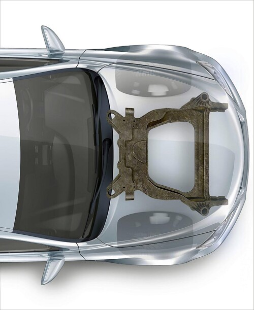 Im Hilfsrahmen aus Carbonfaser ersetzen zwei Spritzguss- und vier Metallteile 45 Teile aus Stahl und sparen so 34 % Gewicht. (Foto: Magna)