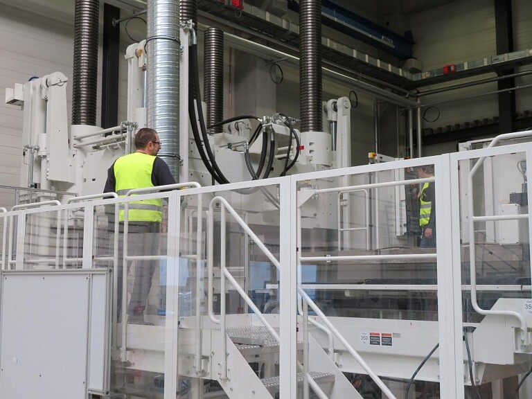Das neue Kompetenzzentrum von Magna für Verbundwerkstoffe in Esslingen ist mit einer 23.000-kN- Presse von Engel ausgestattet. (Foto: Magna)