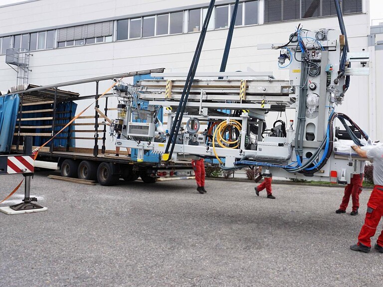 Hier wird die fertig montierte Maschine vom Tieflader entladen. (Foto: Marbach)