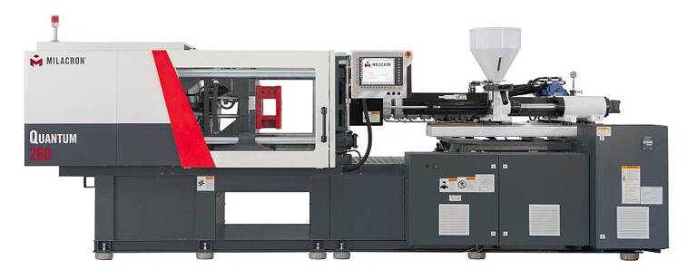 Die Maschinenneuvorstellung Quantum verfügt über die Kniehebel-Technologie der jüngsten Generation von Milacron. Auf der Fakuma produziert eine Quantum 180 Zwei-Komponenten-Abzieher. (Foto: Milacron)