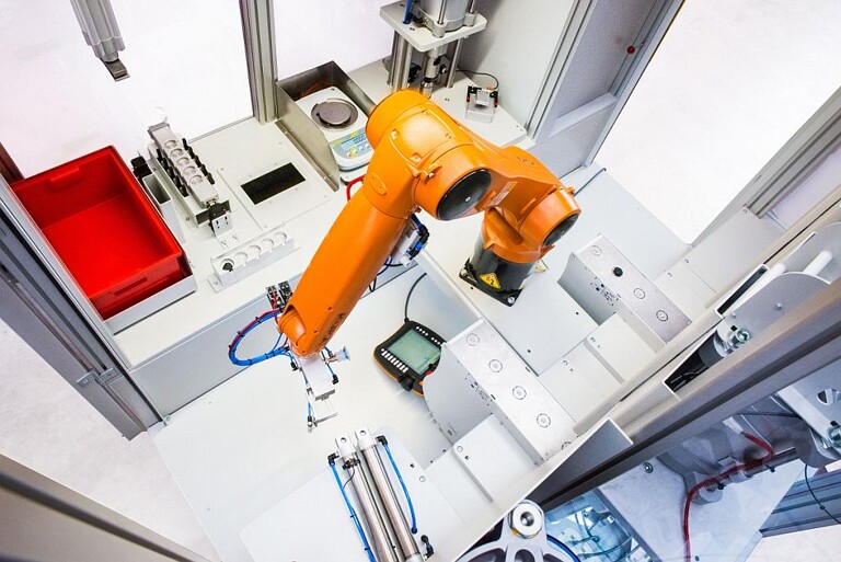 Ein zentrales Roboterhandling übernimmt die Beladung, die Übernahme der Proben von der Linie sowie die Probenvorbereitung. (Foto: Montech)