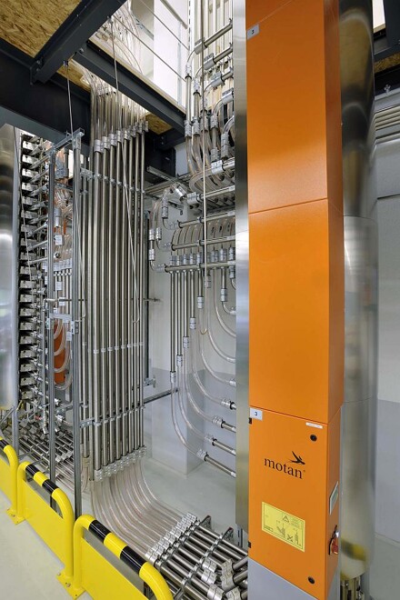 Mit einer Metrolink-Einheit können 32 Verarbeitungsmaschinen mit 16 verschiedenen Materialien versorgt werden. (Foto: Motan-Colortronic)