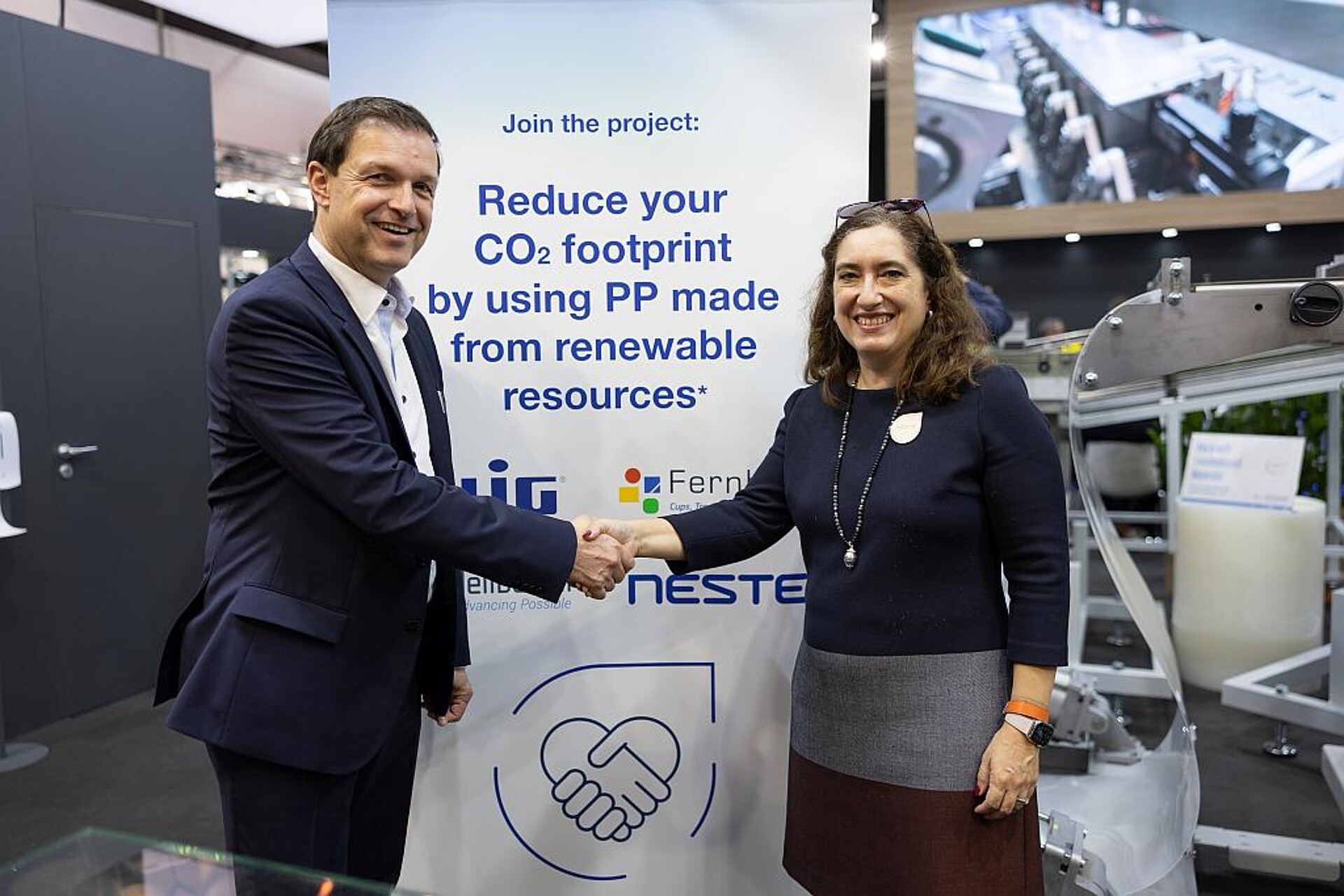 Jürgen Lochner, CSO/CTO bei Illig, und Mercedes Alonso, Executive Vice President Renewable Polymers and Chemicals bei Neste, bilden eine strategische Partnerschaft. (Foto: Neste)