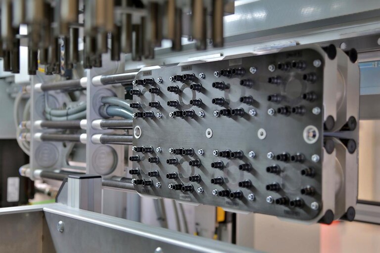 Greifer für die Entnahme der Pipetten-Spitzen. Vergleichbare 64-fach Anlagen wurden bereits erfolgreich in Deutschland, der Schweiz und den USA realisiert. (Foto: Zubler Handling)