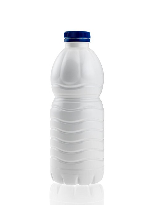 Die Milchflasche besteht aus zwei Schichten PET: einer weißen Außenhaut, die das Auge des Käufers anspricht, und einer grauen, lichtundurchlässigen Innenwand zum Schutz der Milch. (Foto: Netstal)