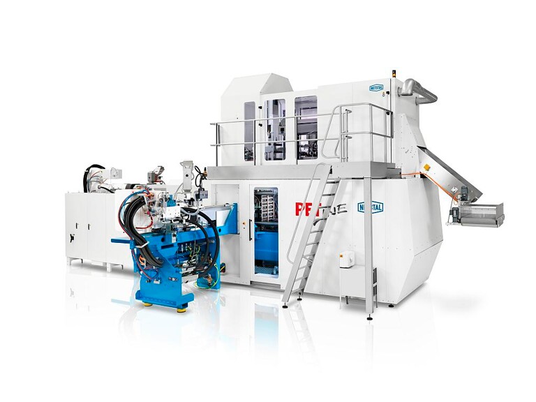 PET-Line 2C: Das Nebenaggregat, mit dem die graue Innenschicht eingespritzt wird, befindet sich in L-Stellung zum Hauptaggregat. (Foto: Netstal)