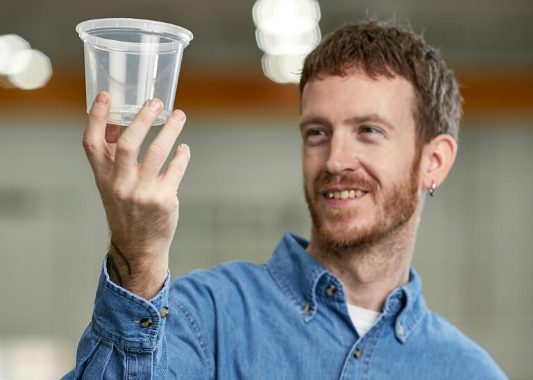 Live in Produktion auf dem Stand von Krauss Maffei : 16-oz-Feinkostbehälter werden auf einer Netstal Elios 7500 gespritzt. (Foto: Netstal)