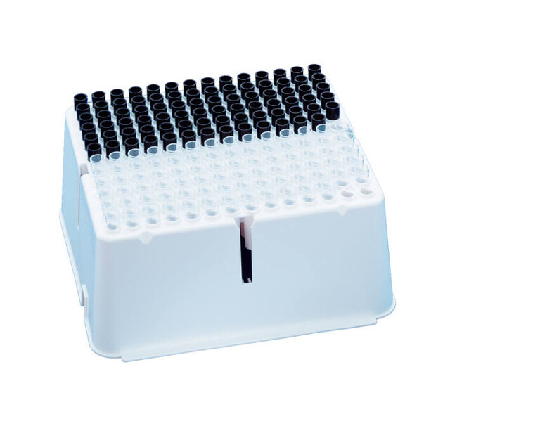 Verbrauchsartikel für Antikörper-Tests: Pipettenspitzen und Cups in Racks werden im Reinraum auf vollelektrischen Spritzgießmaschinen der Baureihe Netstal Elion produziert. (Foto: KraussMaffei)