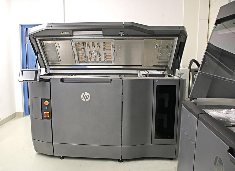 Der Drucker HP Jet Fusion 4200 in Bayreuth. (Foto: NMB)