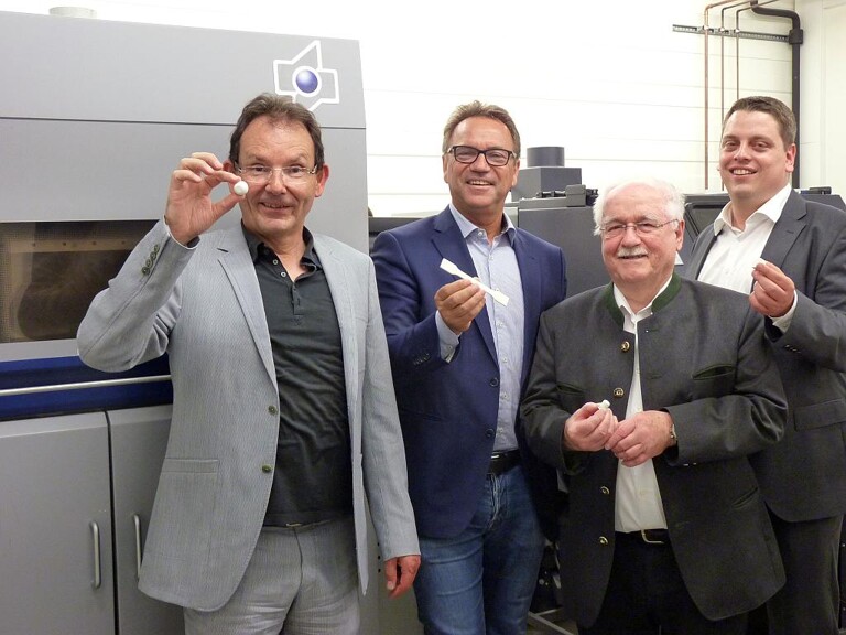 Freuen sich über die neue Anlage: Prof. Volker Altstädt (NMB), Robert Hofmann (Robert Hofmann GmbH), Klaus Krauß (Fördervereinigung Neue Materialien) und Dr. Thomas Neumeyer (NMB). (Foto: NMB)