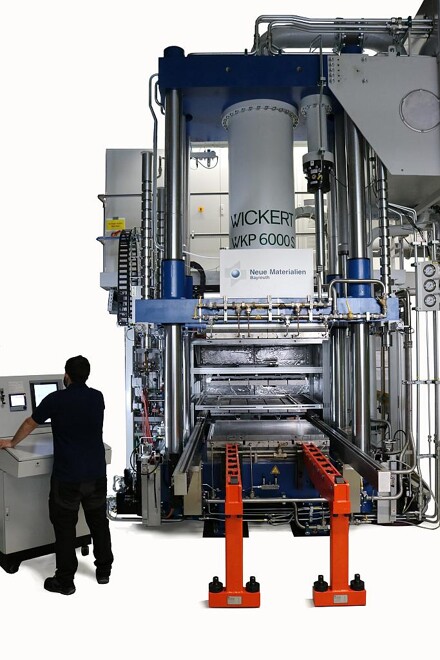 Die variotherme Presse Wickert WKP 6000 S steht für die Entwicklung von Hochleistungs-Leichtbauteilen in Bayreuth zur Verfügung. (Foto: NMB)