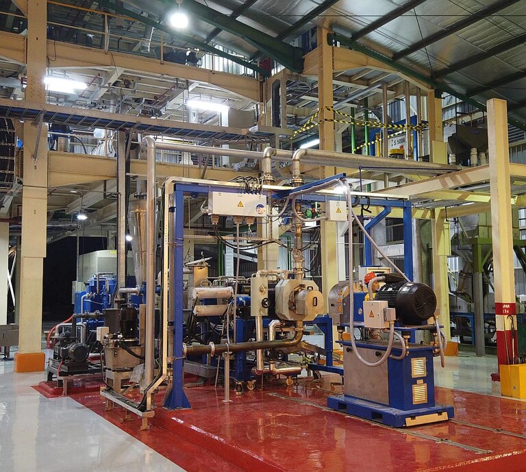 Neue PP-Granulieranlage in Indonesien mit dem gleichsinnig drehendem Doppelschnecken-Extruder SAT-X 175. Der auf einem Rahmen montierte BKG-Unterwassergranulator ist im Vordergrund zu sehen. (Foto: Nordson)