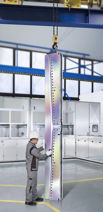 Moderne Beschichtungen mit Balinit Croma Plus lassen sich auch für besonders große Werkzeuge, wie solche Breitschlitzdüsen, mit einer Länge bis 4.500 mm einsetzen. (Foto: Oerlikon Balzers)