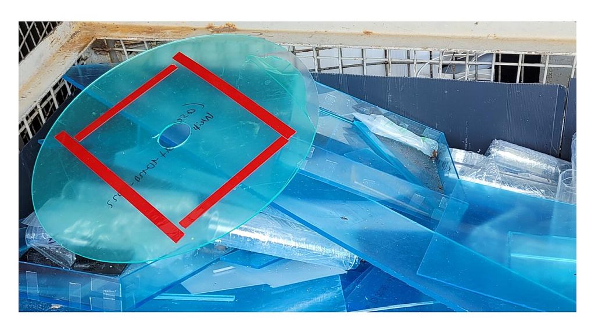 Acrylglas-Abfälle werden an den Anfallstellen sortenrein in Gitterboxen gesammelt und zur Aufbereitung zum Verwertungsunternehmen Pekutherm transportiert. (Foto: Hochschule Pforzheim)