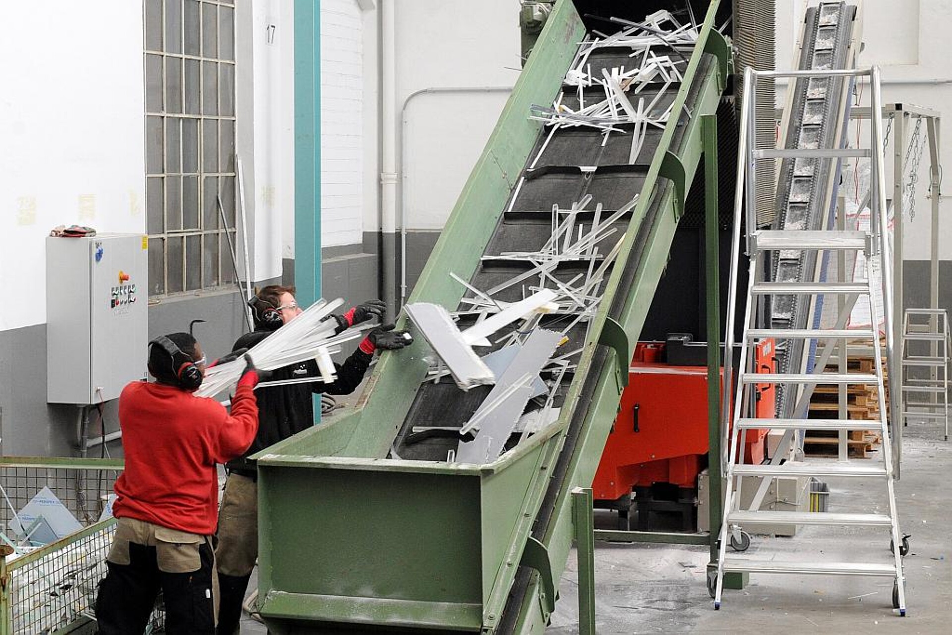 Ein wichtiger Schritt im Recycling ist die Zerkleinerung des Acrylglases in der Aufbereitungsanlage in Geisenheim. (Foto: Pekutherm)
