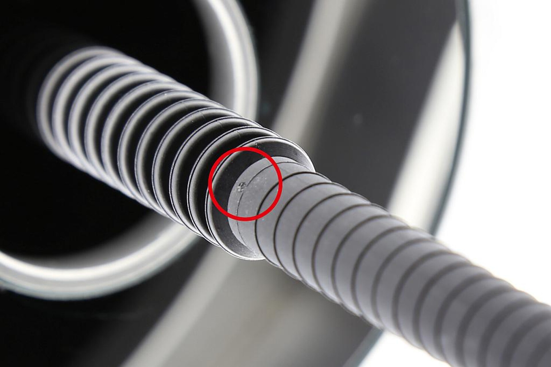 Kleinste Fehler wie beispielsweise eine Delle in einem Schutzrohr für die Fahrzeugelektronik können schnell zu sicherheitskritischen Mängeln werden. (Foto: Pixargus)