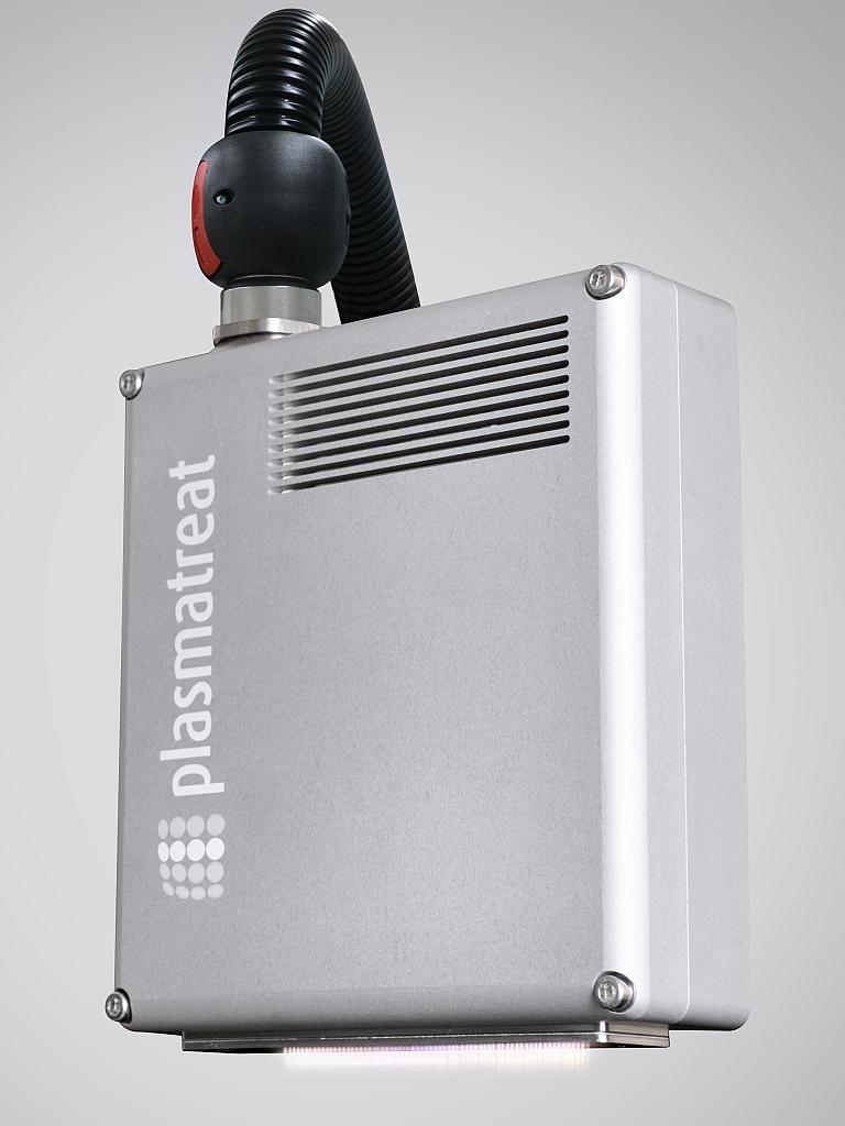 Zur Behandlung flächiger Bauteile mit hoher Prozessgeschwindigkeit und in großer Breite steht die Plasmadüse PFW100 zur Verfügung. (Foto: Plasmatreat)