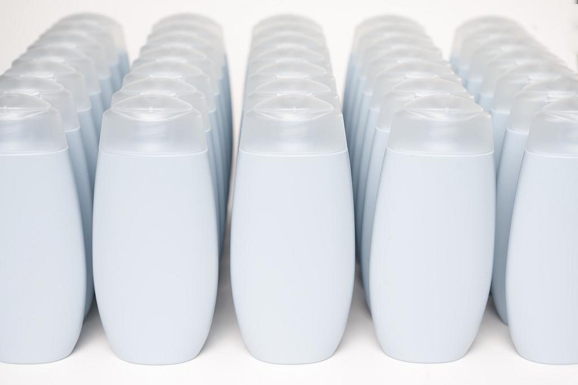 Kosmetikflaschen aus rHDPE mit neuem PP-Verschluss. (Foto: Pla.to Technology)