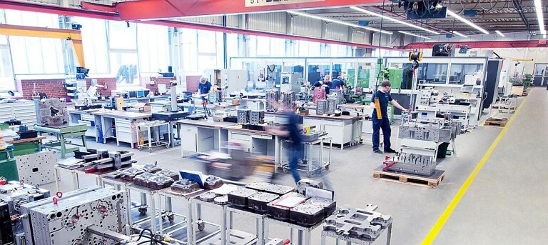 Moderne Technik im Maschinenpark ermöglicht eine präzise und schnelle Werkzeugherstellung. (Foto: Pöppelmann)