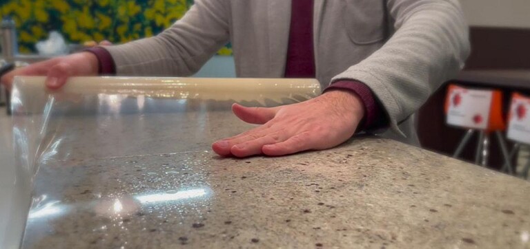 Mit der antimikrobiellen Folie können bspw. Tische einen hygienischen Oberflächenschutz erhalten. (Foto: Polifilm)