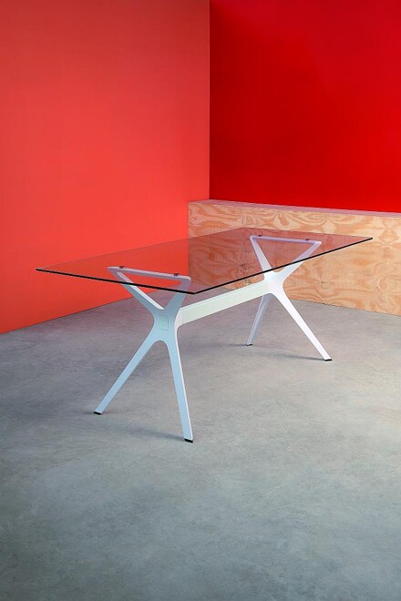 Dieser preisgekrönte Designertisch von Resol profitiert vom Metallersatz durch langfaserverstärkte Kunststoffe. (Foto: PolyOne)