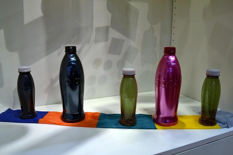Die neuen Hochglanz-Metallicfarben Impress von Polyone werten Polymerverpackungen auf. (Foto: K-AKTUELL)