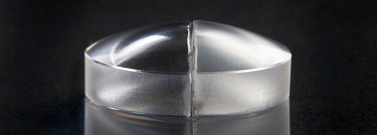 Oberflächen-Optimierung der Präzisionsoptik: rechts diffuse Diamant-bearbeitete Linse, links glassklare Diamant-bearbeitete Linse mit anschließender chemischer Politur. (Foto: Polyoptics)