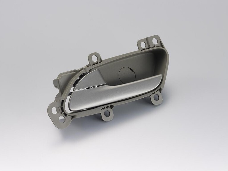 Das POM Duracon, hier mit einer Metall-Färbung, hat sich bereits als Material für Türgriffe im Innenbereich von Autos bewährt. (Foto: Polyplastics)
