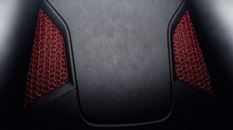 Die roten Sichtbauteile in 3D-Gitterstruktur und der Racetex-Bezug verleihen dem Sitz ein unverkennbares Design. (Foto: Porsche