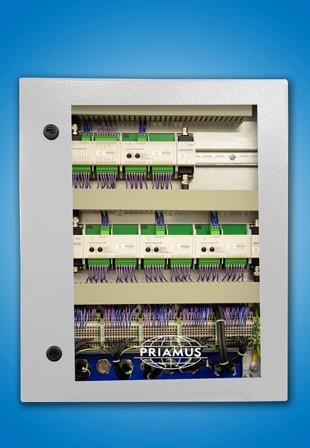 Diese externen Schnittstellen sind in verschiedenen Größen für Systeme bis maximal 96 Schaltsignale erhältlich. (Foto: Priamus)