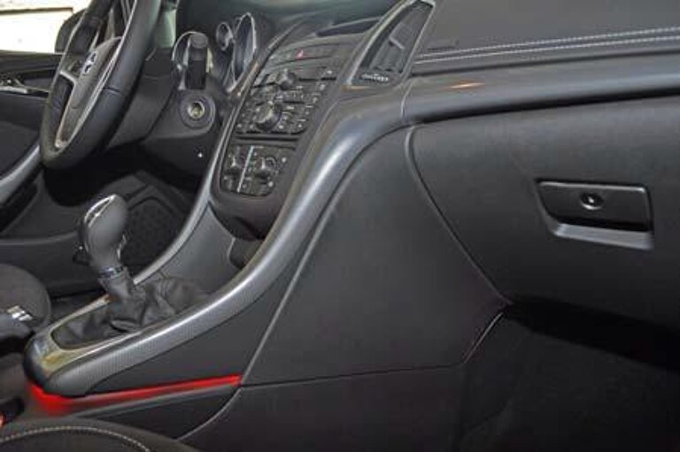 Zierleisten im Opel Cascada Cabrio: Transparente PC-Folien sind vorderseitig mit dem UV-stabilisierten Dual-Cure-Lack Norilux DC überdruckt. Das Dekor wurde mit der IMD/FIM Siebdruckfarbe Noriphan HTR N auf die Folienrückseite gedruckt. Anschließend wurden die gedruckten Farbschichten mit PC/ABS direkt hinterspritzt. (Foto: Pröll)
