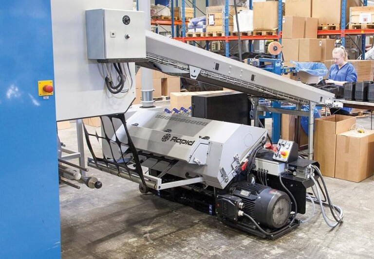 Durch ihre geringe Höhe kann die Schneidmühle direkt unter dem Ausgabeförderer einer Thermoformanlage aufgestellt werden. (Foto: Rapid)