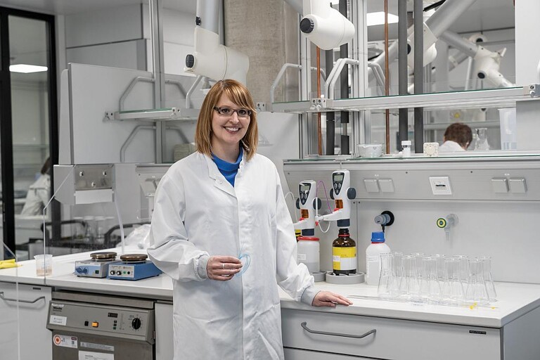 Das Team um Dr. Katharina Neumann führte für die neuen Materialkombinationen umfangreiche chemische und mechanische Prüfungen sowie eine Reihe von Verarbeitungsversuchen durch. (Foto: Raumedic)