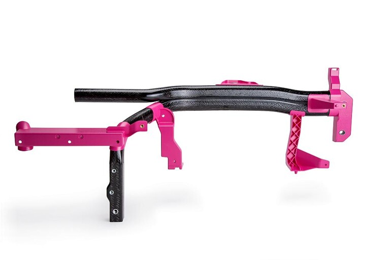Die Instrumententafelhalterung aus endlosfaserverstärkten thermoplastischen Hohlprofilen ist gut 50 % leichter als vergleichbare Produkte, aber sehr stabil. (Foto: Rehau)