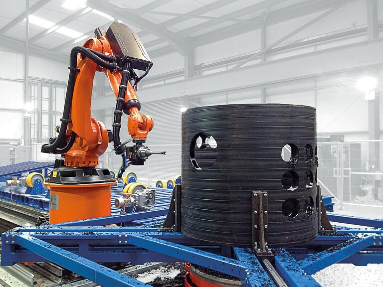 Die Roboterfräsanlage bearbeitet Rohre und Formteile mit Außendurchmessern von bis zu 3.800 mm und einer Länger von 16 m. (Foto: Riexinger)