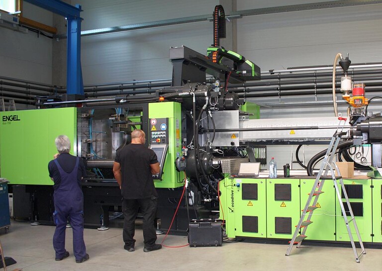 Kürzlich hat Roder die erste Spritzgießmaschine mit einer Schließkraft von 7.000 kN installiert. (Foto: Roder)