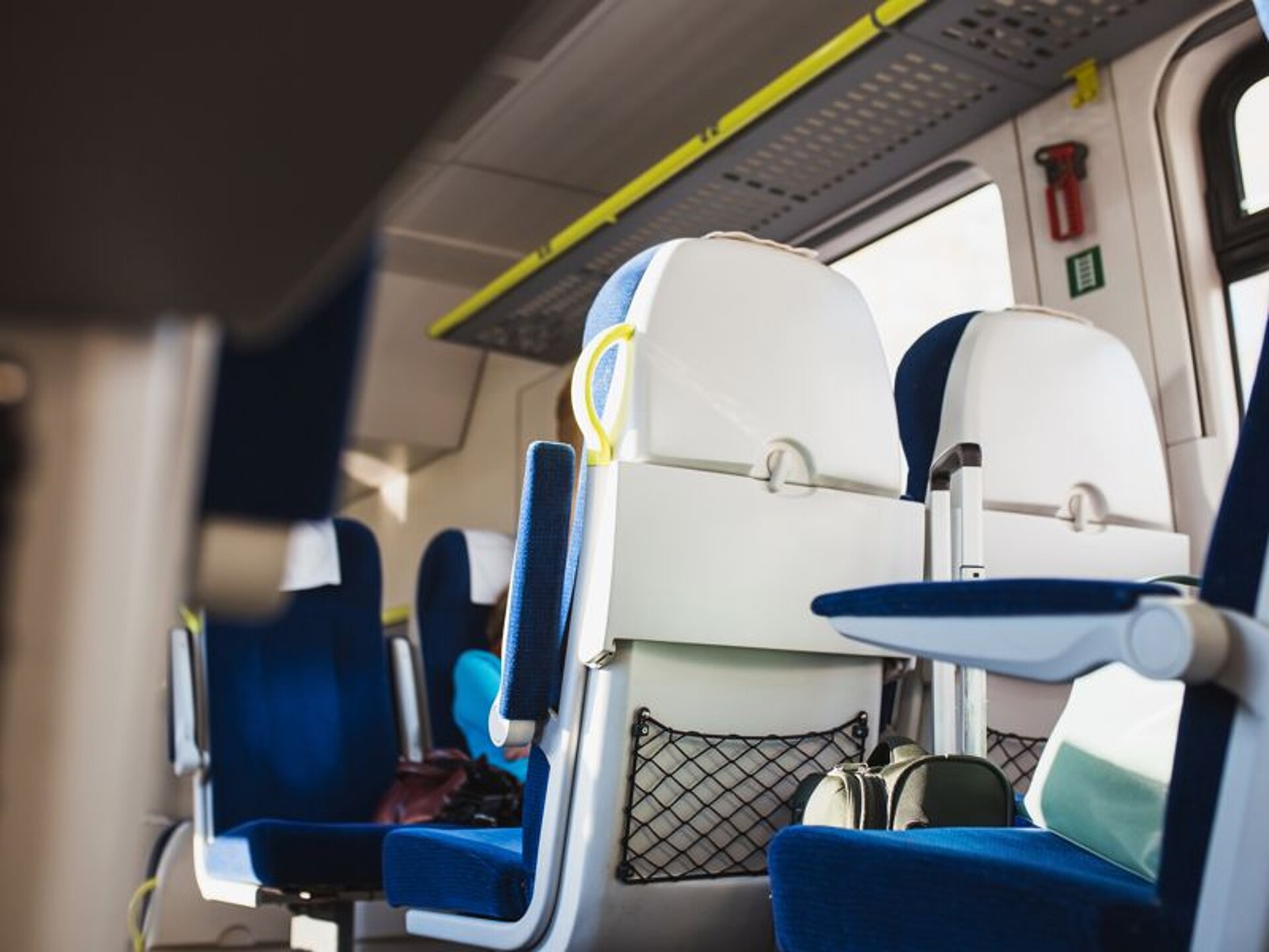 Die neuen Materialien mit Rezyklatanteil eignen sich insbesondere für die Herstellung von tiefgezogenen Rücksitzschalen in der Bahntechnik. (Foto: Röchling)
