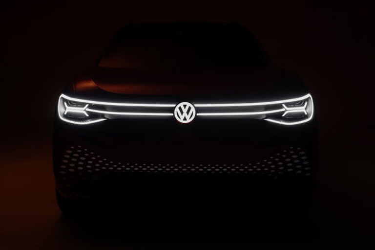 Frontbeleuchtung mit markanter Doppellinienführung und beleuchtetem Emblem. (Foto: VW)