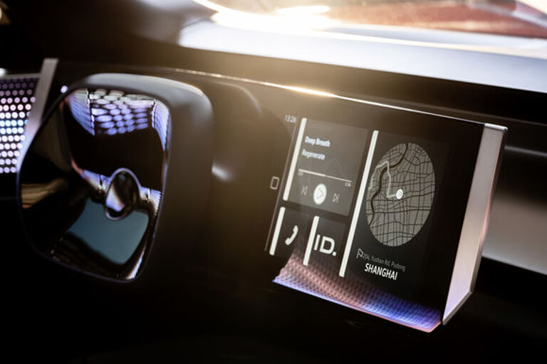 Das Lenkrad mit digitalen Bedienelementen ist in ein großes Digital Cockpit integriert, das die herkömmliche Instrumententafel ablöst. (Foto: VW)