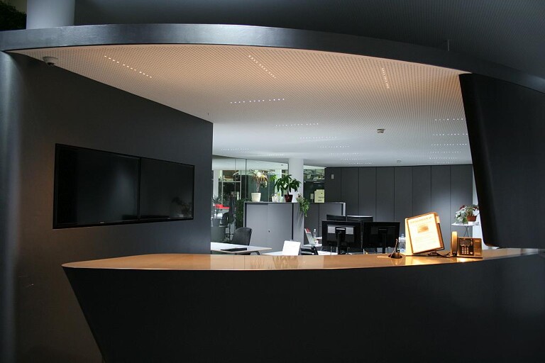 Angenehmes Licht im Büro: Die lens LFO verteilt das Licht blendfrei im Raum. (Foto: Bartenbach)