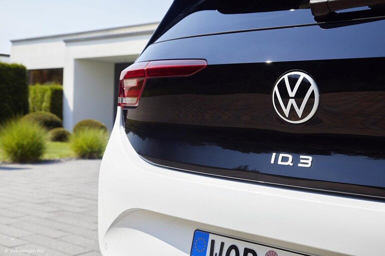 Das aktuelle VW-Emblem, wie hier beim ID.3, kombiniert weiße Buchstaben mit einem tiefschwarzen Hintergrund. (Foto: Volkswagen AG)