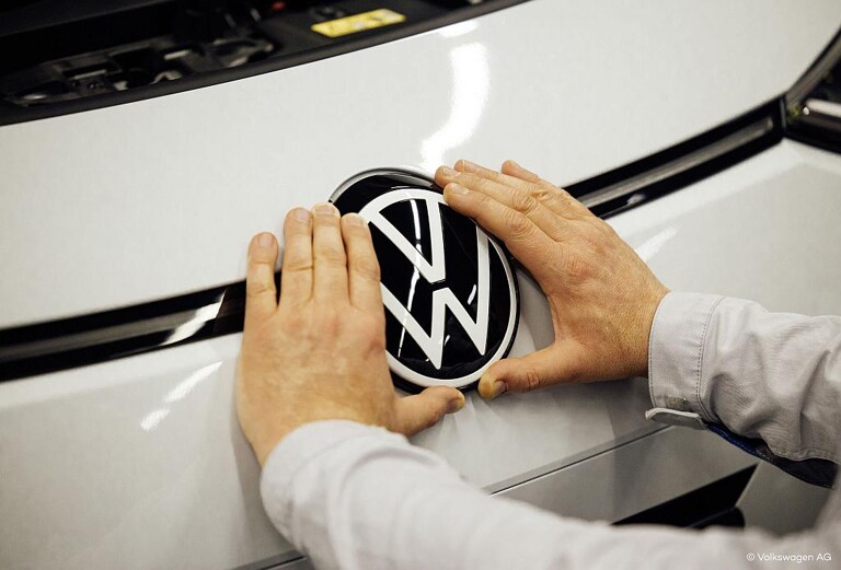 Noch prägender für Front und Heck: Im Durchmesser 4,5 cm größer ist das aktuelle Emblem im Vergleich zur vorherigen Variante. (Foto: Volkswagen AG)