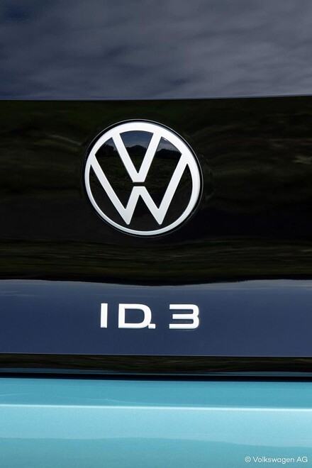 Durch die hochglänzende Oberfläche des Emblems aus PMMA entsteht ein homogener Gesamteindruck – gleichzeitig tritt die Markendarstellung prägnant hervor. (Foto: Volkswagen AG)