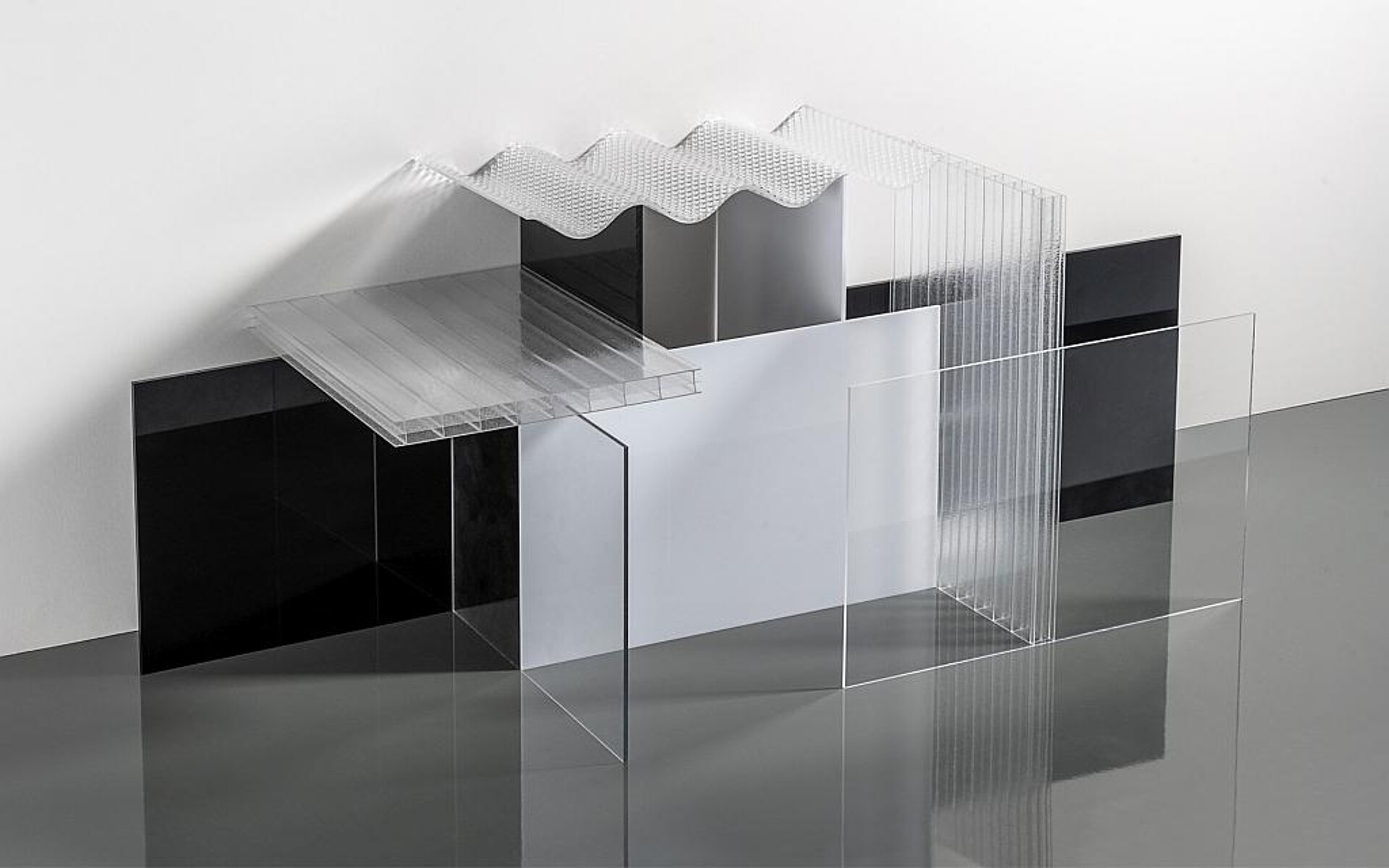 Das Sortiment Plexiglas proTerra umfasst unterschiedliche Steg-, Well- und Massivplatten. (Foto: Röhm)