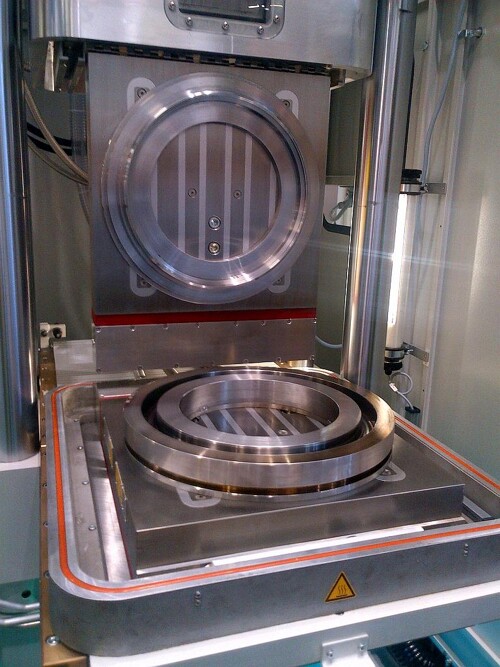 Hilma M-Tecs Magnetspannplatte von Römheld während der DKT auf einer Gummipresse von Wickert. (Foto: Römheld)