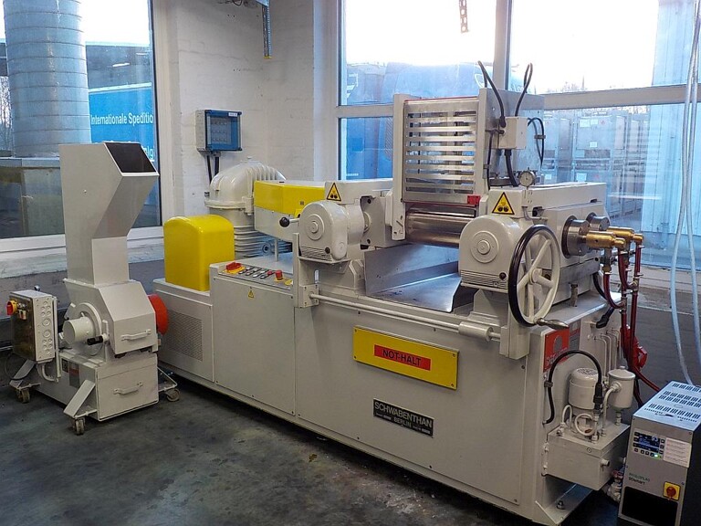 Das neue Technikumswalzwerk bietet eine größere Flexibilität bei der Herstellung von PVC- und PMMA-Pigmentpräparationen. (Foto: Rowa)