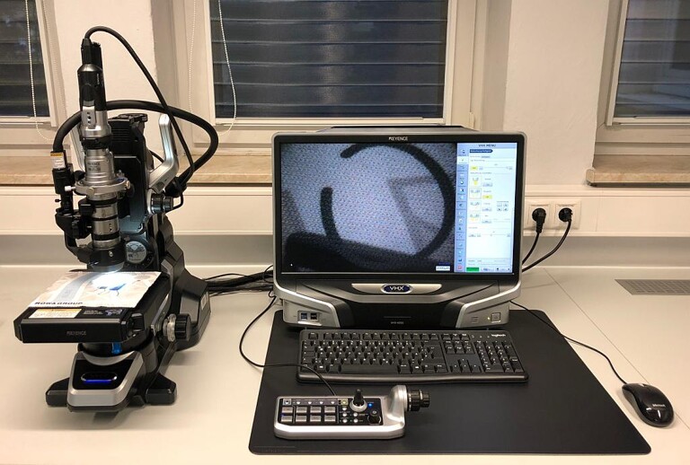 Digitalmikroskop mit PC, Software und Steuerkonsole. (Foto: Rowa)